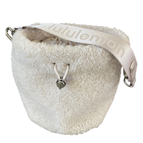 Lululemon New Year Crossbody Fleece Bucket Bag 2.5L White Opal - Picture 3 of 11